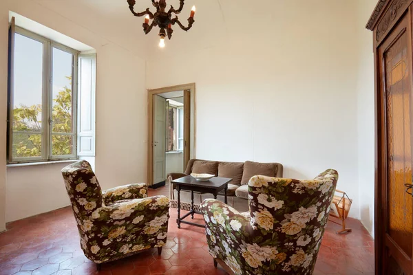 イタリアの古いカントリーハウスのアパートのインテリアのリビングルーム — ストック写真
