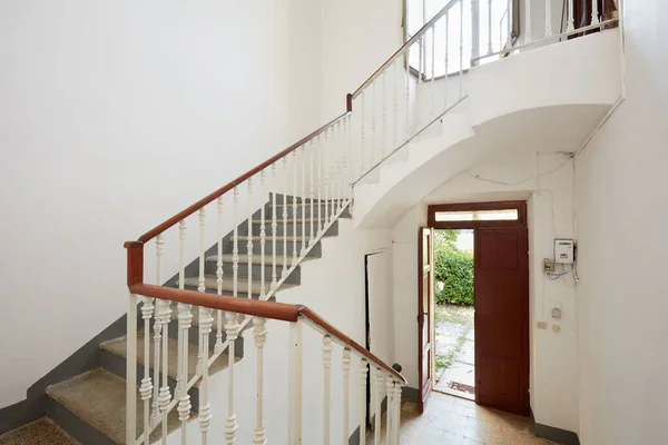 Escalera Con Paredes Blancas Antigua Casa Campo —  Fotos de Stock