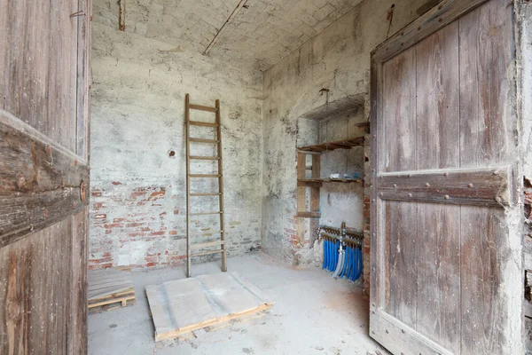 Eski Kır Evinde Ahşap Kapılı Eski Bir Depo Odası — Stok fotoğraf