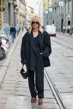 MILAN, İTALYA 21 Eylül 2022: siyah ceketli ve pantolonlu Eleonora Carisi Calcaterra defilesinden önce, Milan Moda Haftası tarzı