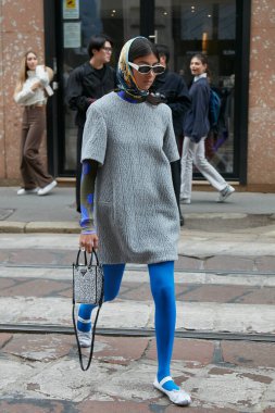 MILAN, İtalya - 21 Eylül 2022: Prad çantalı kadın, mavi çorap ve başörtüsü Calcaterra defilesinden önce, Milan Moda Haftası tarzı