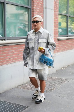 MİLAN, İTALYA 21 Eylül 2022: Fendi defilesinden önce Bryan Boy, Milan Moda Haftası tarzı