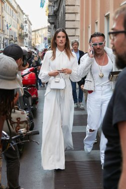 MILAN, İtalya - 21 Eylül 2022 Alberta Ferretti moda defilesinden önce Alessandra Ambrosio, Milan Moda Haftası tarzı