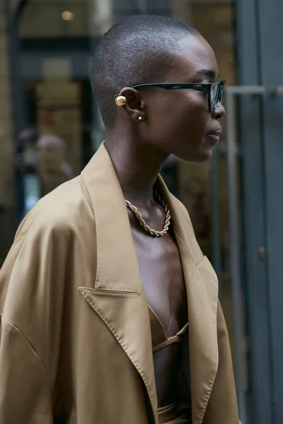 stock image MILAN, ITALY - SEPTEMBER 21, 2022: Woman with beige jacket, dress and black sunglasses before Calcaterra fashion show, Milan Fashion Week street style