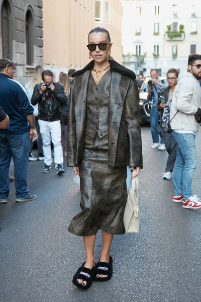 ミラノ イタリア 2022年9月21日 アルバータ州フェレッティファッションショーの前に茶色の革のジャケットとスカートを持つ女性 ミラノファッションウィークストリートスタイル — ストック写真