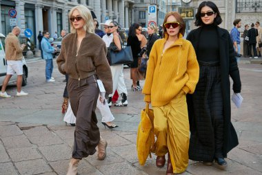 MİLAN, İTALYA 22 EYLÜL 2022: 3 kadın, Max Mara moda defilesinden önce kahverengi sarı ve siyah elbiseli, Milan Moda Haftası tarzı