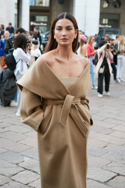 MİLAN, İTALYA 22 Eylül 2022: Lily Aldrige Max Mara moda defilesinden önce, Milan Moda Haftası tarzı