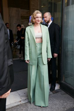 MİLAN, İTALYA 22 Eylül 2022: Lili Reinhart Max Mara moda defilesinden önce, Milan Moda Haftası tarzı