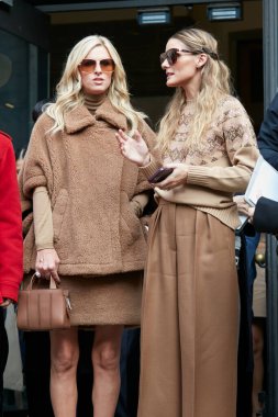MILAN, İTALYA 22 Eylül 2022: Nicky Hilton Rothschild ve Olivia Palermo Max Mara moda defilesinden önce, Milan Moda Haftası tarzı