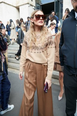 MILAN, İTALYA 22 Eylül 2022: Olivia Palermo Max Mara moda defilesinden önce, Milan Moda Haftası tarzı