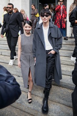 MILAN, İTALYA 22 Eylül 2022: Michi ve Yoshiaki Max Mara moda defilesinden önce, Milan Moda Haftası tarzı