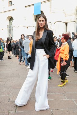 MİLAN, İTALYA 22 Eylül 2022: Melissa Satta Max Mara moda defilesinden önce, Milan Moda Haftası tarzı