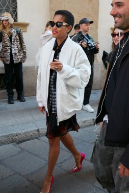 MİLAN, İTALYA 22 Eylül 2022: Tamu McPherson Dsquared2 defilesinden önce, Milan Moda Haftası tarzı