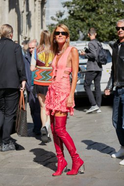 MILAN, İTALYA 22 Eylül 2022: Anna Dello Russo Dsquared2 moda defilesinden önce, Milan Moda Haftası tarzı