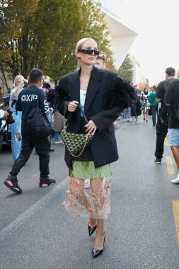 MİLAN, İTALYA 22 Eylül 2022: Leonie Hanne Prada defilesinden önce, Milan Moda Haftası tarzı