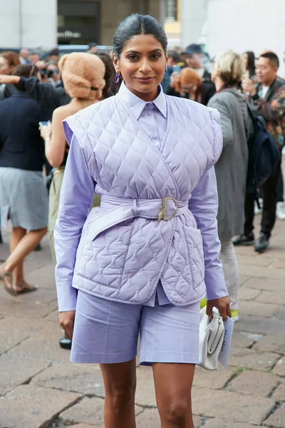 Milan Italy September Perempuan Dengan Jaket Ungu Dan Celana Pendek — Stok Foto