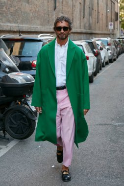 MİLAN, İTALYA 23 Eylül 2022: Simone Marchetti Sportmax defilesinden önce, Milan Moda Haftası tarzı