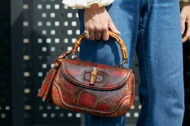 MİLAN, İTALYA 23 Eylül 2022: Gucci moda defilesi, Milan Moda Haftası 'ndan önce bambu saplı kırmızı sürüngen çantalı adam