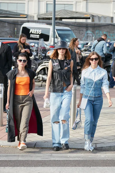 Milan Italy September 2022 Women Orange Top Blue Denim Trousers — Stock Photo, Image