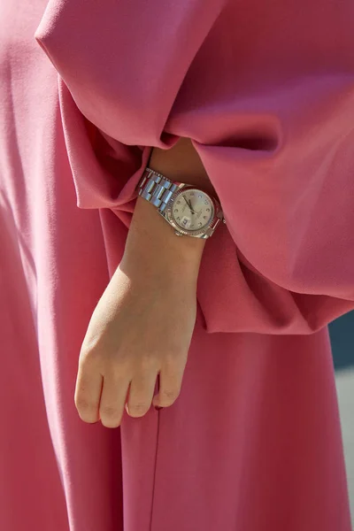 Milán Italia Septiembre 2022 Mujer Con Reloj Rolex Date Plateado —  Fotos de Stock