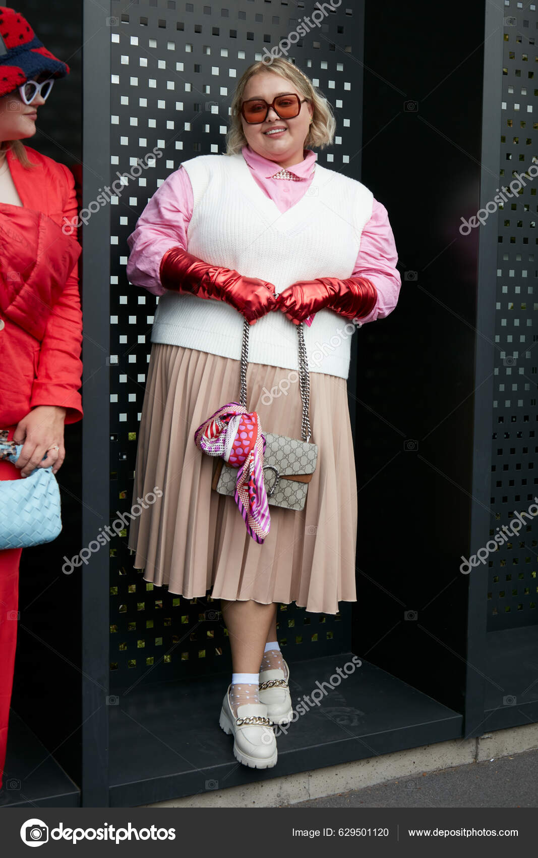Milan Italy Σεπτεμβριου 2022 Γυναίκα Μπεζ Πιέτες Φούστα Και Ροζ – Εκδοτική  Εικόνα Αρχείου © AndreaA. #629501120