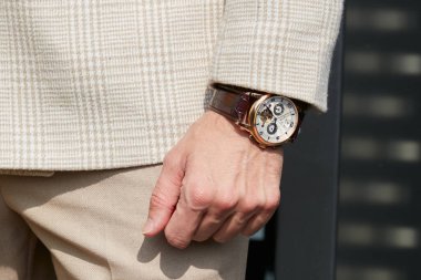 MILAN, İtalya - 23 Eylül 2022: Gucci moda gösterisi öncesi Patek Philippe Tourbillon 'lu adam, Milan Moda Haftası tarzı