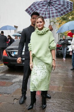 MILAN, İtalya - 24 Eylül 2022 Ermanno Scervino defilesinden önce Olivia Palermo, Milan Moda Haftası tarzı