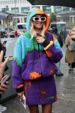 MİLAN, İtalya - 24 Eylül 2022: Candela Pelizza MSGM defilesinden önce, Milan Moda Haftası tarzı