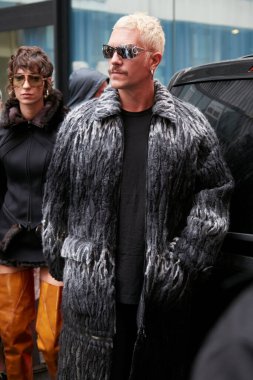 MİLAN, İTALYA 24 Eylül 2022: Trussardi moda defilesinden önce beyaz, gri ve siyah ceketli adam, Milan Moda Haftası tarzı