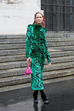 MİLAN, İTALYA - 24 Eylül 2022: Helena Bordon Lorenzo Serafini moda defilesi, Milan Moda Haftası tarzı