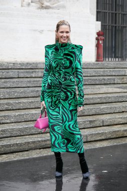 MİLAN, İTALYA - 24 Eylül 2022: Helena Bordon Lorenzo Serafini moda defilesi, Milan Moda Haftası tarzı