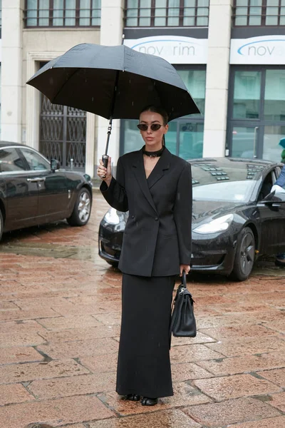 stock image MILAN, ITALY - SEPTEMBER 24, 2022: Woman with black jacket and skirt before Philosophy by Lorenzo Serafini fashion show, Milan Fashion Week street style