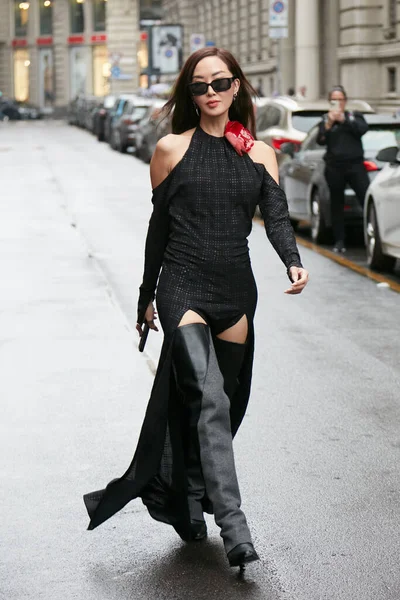 Milan Włochy Wrzesień 2022 Kobieta Czarnej Sukience Szarych Butach Przed — Zdjęcie stockowe