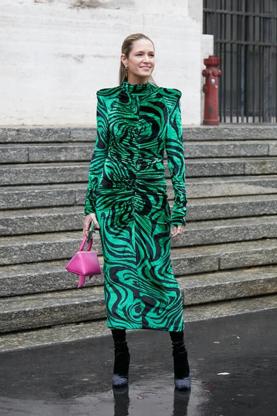 MİLAN, İTALYA - 24 Eylül 2022: Helena Bordon Lorenzo Serafini moda defilesi, Milan Moda Haftası tarzı