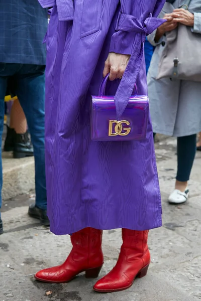 Милан Италия Сентября 2022 Женщина Фиолетовой Сумкой Плащом Перед Показом — стоковое фото