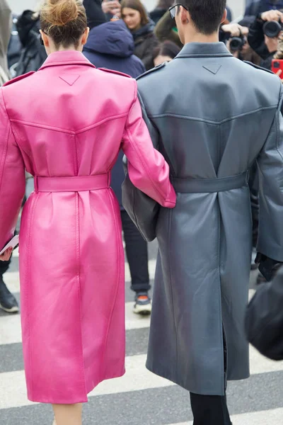 Milan Italy January 2023 Woman Man Pink Gray Leather Coat — Zdjęcie stockowe