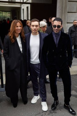 MILAN, İtalya - 16 Ocak 2023: Roberta Armani, Ed Westwick ve Miguel Angel Silvestre Giorgio Armani moda defilesinden önce, Milan Moda Haftası tarzı