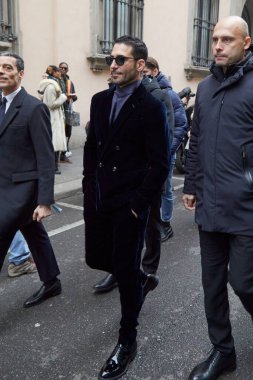 MILAN, ITALY - 16 Ocak 2023: Miguel Angel Silvestre Giorgio Armani defilesinden önce, Milan Moda Haftası tarzı