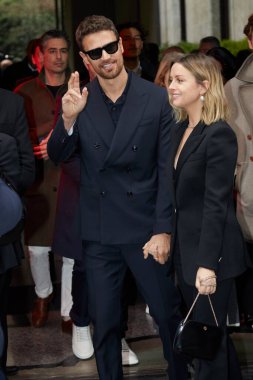 MILAN, İtalya - 16 Ocak 2023: Theo James ve Ruth Kearney Giorgio Armani defilesinden önce, Milan Moda Haftası tarzı