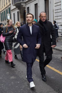 MILAN, İtalya - 16 Ocak 2023: Giorgio Armani defilesinden önce Ed Westwick, Milano Moda Haftası tarzı