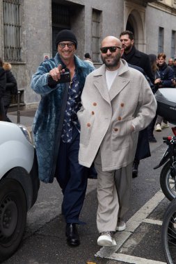 MILAN, ITALY - 16 JANUARY 2023: Biagio Antonacci ve Giuliano Sangiorgi Giorgio Armani moda gösterisi, Milan Moda Haftası tarzı