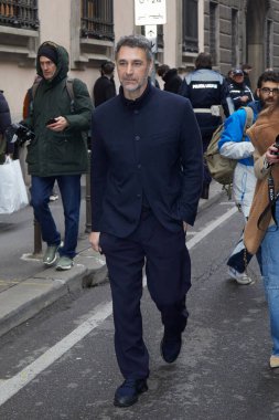 MILAN, İtalya - 16 Ocak 2023: Raoul Bova Giorgio Armani defilesinden önce, Milan Moda Haftası tarzı