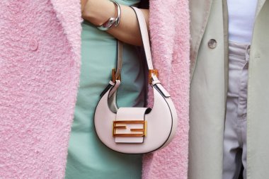 MILAN, İTALYA 22 Şubat 2023: Fendi defilesinden önce soluk pembe Fendi çantalı ve turkuaz elbiseli kadın, Milan Moda Haftası tarzı