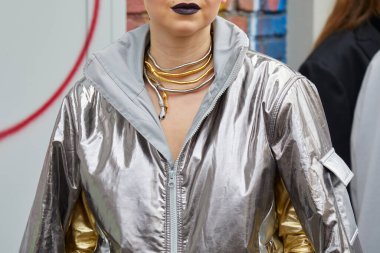 MİLAN, İTALYA - 22 Şubat 2023 Fendi defilesinden önce gümüş ceketli ve altın ve gümüş kolyeli kadın, Milan Moda Haftası tarzı