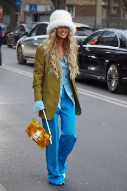 MILAN, İtalya - 22 Şubat 2023: Alberta Ferretti moda defilesinden önce Emili Sindlev, Milano Moda Haftası tarzı