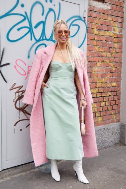 MİLAN, İTALYA 22 Şubat 2023 Fendi defilesinden önce soluk yeşil elbiseli ve pembe ceketli kadın, Milan Moda Haftası tarzı