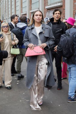 MİLAN, İTALYA - 22 Şubat 2023: Nina Suess Fendi defilesinden önce pembe deri çantalı ve gri ceketli, Milan Moda Haftası tarzı