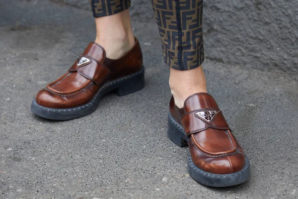 Milán Italia Febrero 2023 Mujer Con Zapatos Prada Cuero Marrón —  Fotos de Stock