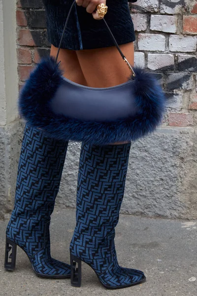 Milan Italy Φεβρουαριου 2023 Γυναίκα Μπλε Fendi Λογότυπο Μπότες Και — Φωτογραφία Αρχείου