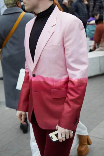Milão Itália Fevereiro 2023 Homem Com Meia Rosa Casaco Vermelho — Fotografia de Stock
